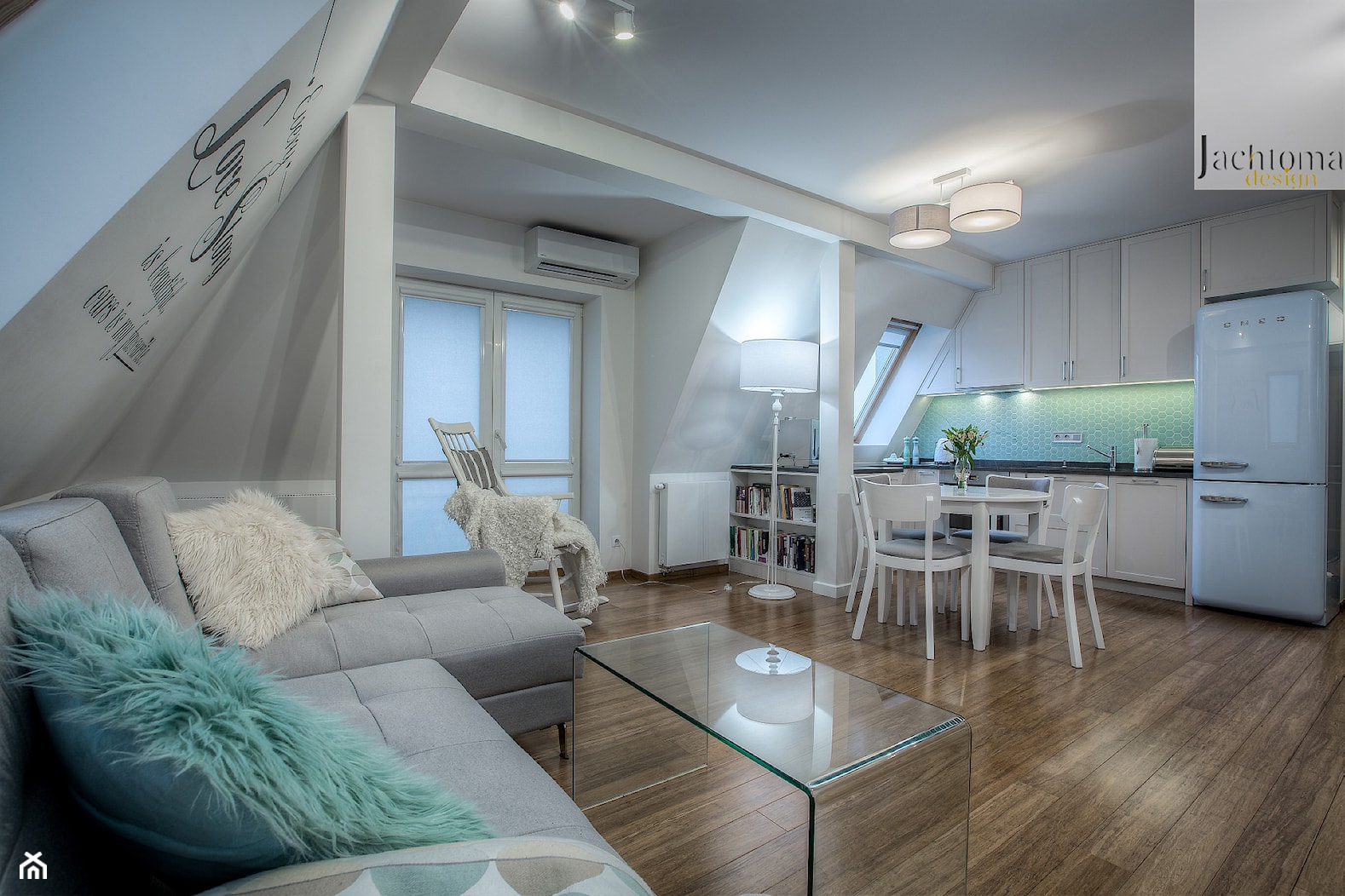Mieszkanie na poddaszu - Średni salon, styl skandynawski - zdjęcie od Jachtoma design - Homebook