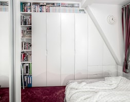 Mieszkanie na poddaszu - Mała biała sypialnia, styl skandynawski - zdjęcie od Jachtoma design - Homebook