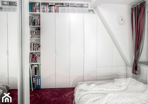 Mieszkanie na poddaszu - Mała biała sypialnia, styl skandynawski - zdjęcie od Jachtoma design