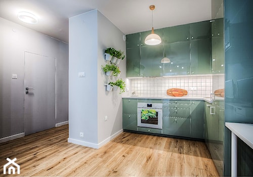 Mieszkanie dla młodych zapracowanych - Średnia otwarta z salonem biała z zabudowaną lodówką kuchnia w kształcie litery l, styl skandynawski - zdjęcie od Jachtoma design