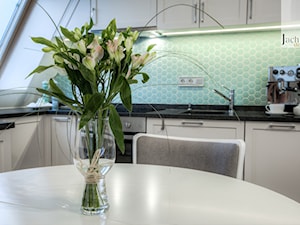 Mieszkanie na poddaszu - Mały biały turkusowy salon z kuchnią z jadalnią, styl skandynawski - zdjęcie od Jachtoma design
