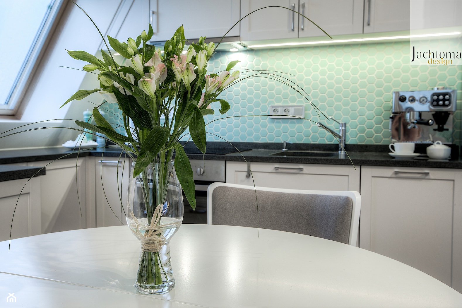 Mieszkanie na poddaszu - Mały biały turkusowy salon z kuchnią z jadalnią, styl skandynawski - zdjęcie od Jachtoma design - Homebook