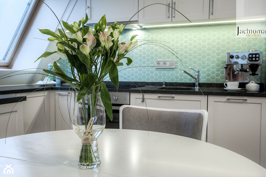 Mieszkanie na poddaszu - Mały biały turkusowy salon z kuchnią z jadalnią, styl skandynawski - zdjęcie od Jachtoma design