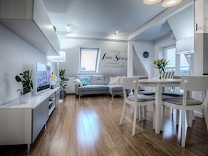 Mieszkanie na poddaszu - Średni biały salon z kuchnią z jadalnią, styl skandynawski - zdjęcie od Jachtoma design