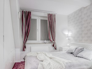 Sypialnia w bordo - Średnia biała sypialnia na poddaszu, styl nowoczesny - zdjęcie od Jachtoma design
