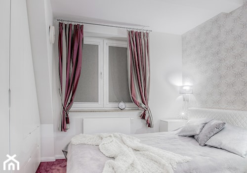 Sypialnia w bordo - Średnia biała sypialnia na poddaszu, styl nowoczesny - zdjęcie od Jachtoma design