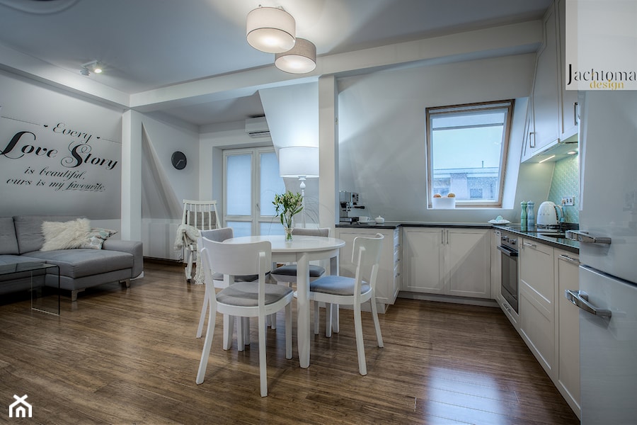 Mieszkanie na poddaszu - Duży biały szary salon z kuchnią z jadalnią, styl skandynawski - zdjęcie od Jachtoma design