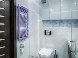 Mieszkanie na poddaszu - Mała z marmurową podłogą z punktowym oświetleniem łazienka, styl skandynawski - zdjęcie od Jachtoma design