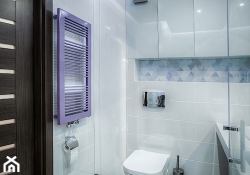 Mieszkanie na poddaszu - Mała z marmurową podłogą z punktowym oświetleniem łazienka, styl skandynawski - zdjęcie od Jachtoma design