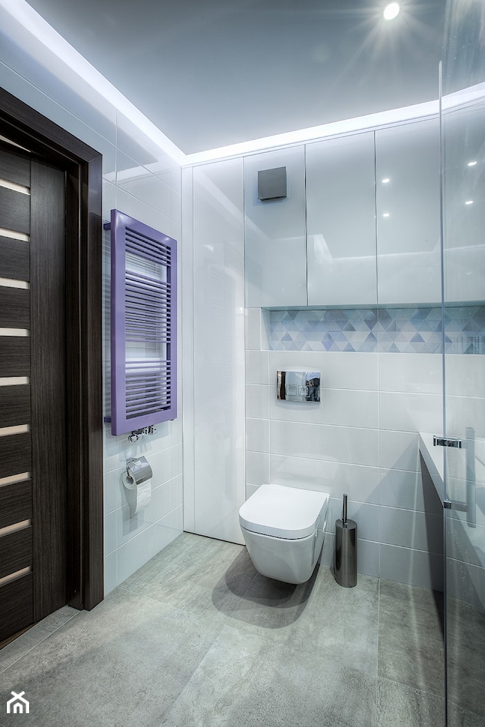 Mieszkanie na poddaszu - Mała z marmurową podłogą z punktowym oświetleniem łazienka, styl skandynawski - zdjęcie od Jachtoma design - Homebook