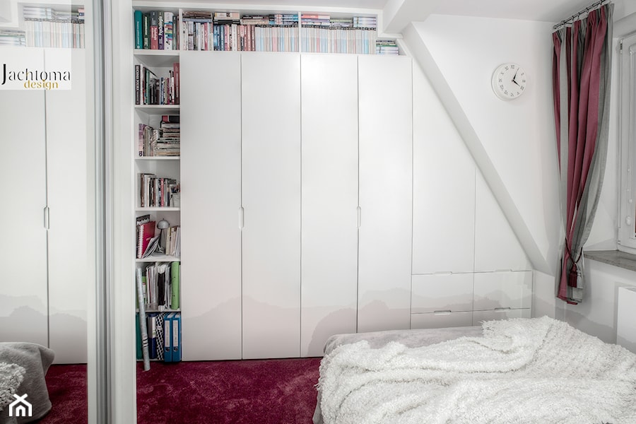 Sypialnia w bordo - Mała biała sypialnia na poddaszu, styl nowoczesny - zdjęcie od Jachtoma design