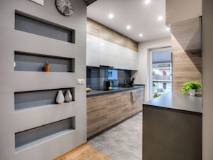 Mieszkanie w męskim stylu - Średnia otwarta biała z zabudowaną lodówką z podblatowym zlewozmywakiem kuchnia dwurzędowa z oknem, styl nowoczesny - zdjęcie od Jachtoma design