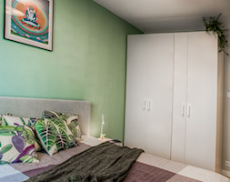 Mieszkanie dla młodych zapracowanych - Mała szara zielona sypialnia, styl skandynawski - zdjęcie od Jachtoma design - Homebook