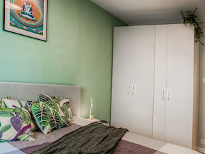 Mieszkanie dla młodych zapracowanych - Mała szara zielona sypialnia, styl skandynawski - zdjęcie od Jachtoma design