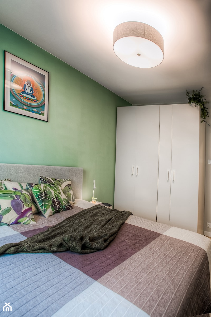 Mieszkanie dla młodych zapracowanych - Mała szara zielona sypialnia, styl skandynawski - zdjęcie od Jachtoma design