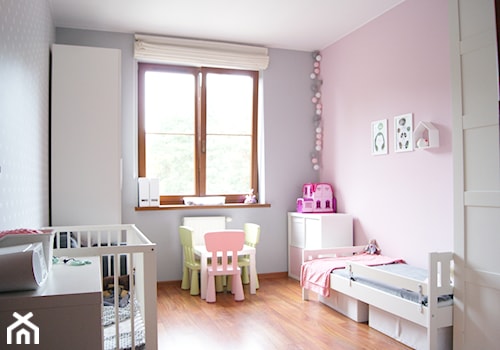 Pokoik dziecięcy - Średni różowy szary pokój dziecka dla niemowlaka dla dziecka dla chłopca dla dziewczynki dla rodzeństwa - zdjęcie od MagnesDesign