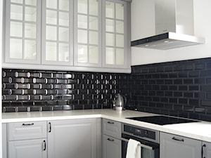 Mieszkanie na wynajem - Mokotów - Średnia otwarta z salonem biała czarna z zabudowaną lodówką kuchnia w kształcie litery u, styl tradycyjny - zdjęcie od MagnesDesign