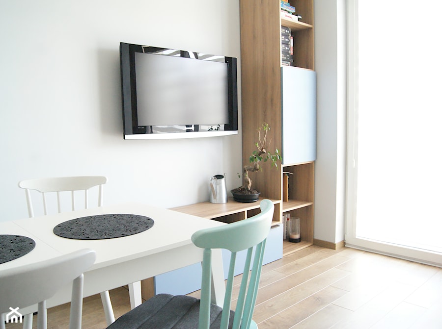 Mieszkanie Bemowo - Mała biała jadalnia w salonie, styl skandynawski - zdjęcie od MagnesDesign