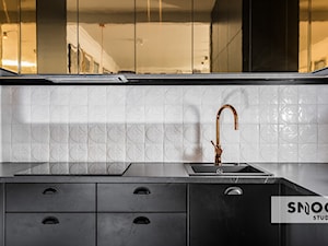 projekt APUS Harmonica House - Mała zamknięta z kamiennym blatem biała z zabudowaną lodówką z nablatowym zlewozmywakiem kuchnia ze złotymi frontami w kształcie litery u, styl nowoczesny - zdjęcie od STELLARstudio