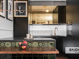 projekt APUS Harmonica House - Mała otwarta biała z zabudowaną lodówką kuchnia w kształcie litery g z wyspą lub półwyspem, styl nowoczesny - zdjęcie od STELLARstudio