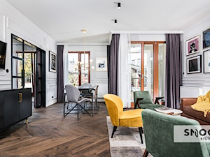 projekt APUS Harmonica House - Średni biały salon z jadalnią z tarasem / balkonem, styl nowoczesny - zdjęcie od STELLARstudio