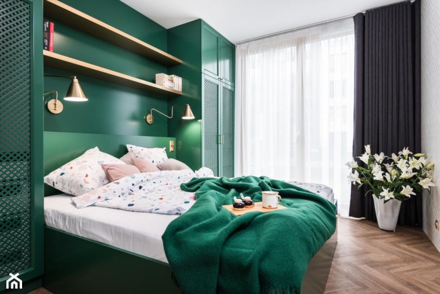 sypialnia w kolorze butelkowej zieleni