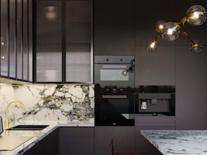 projekt LUNA penthouse - Średnia zamknięta szara z zabudowaną lodówką z nablatowym zlewozmywakiem kuchnia w kształcie litery l z wyspą lub półwyspem z oknem z marmurem nad blatem kuchennym, styl nowoczesny - zdjęcie od STELLARstudio