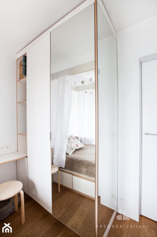 Szafa z lustrzanymi drzwiami i ścianą - zdjęcie od BRZUSKArchitekt - Alicja Brzuska