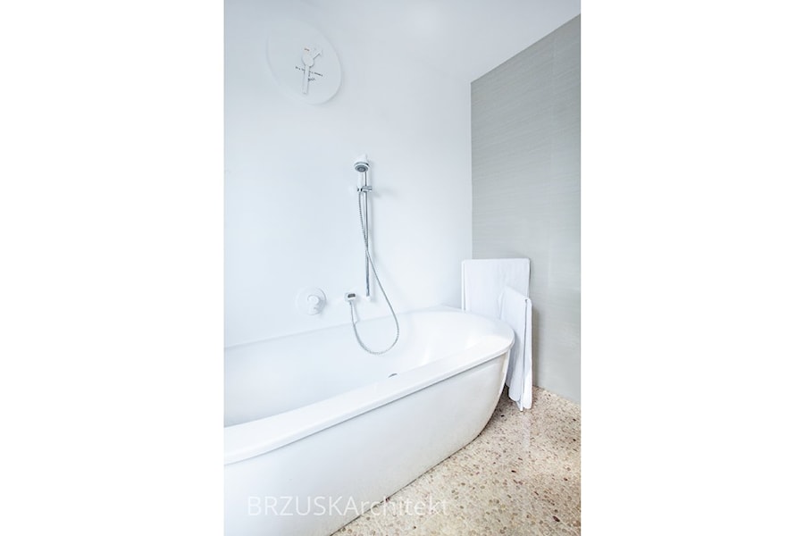 łazienka z wanną - zdjęcie od BRZUSKArchitekt - Alicja Brzuska