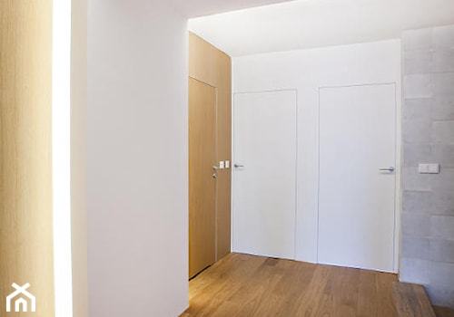 Licowane drzwi w holu - zdjęcie od BRZUSKArchitekt - Alicja Brzuska