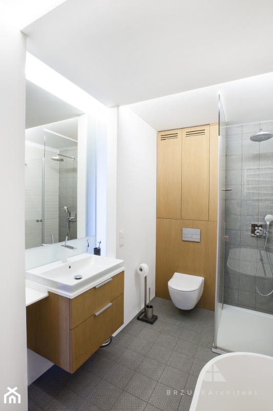 łazienka z wanną i prysznicem - zdjęcie od BRZUSKArchitekt - Alicja Brzuska