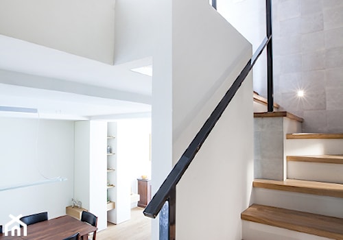 Schody z salonu na piętro - zdjęcie od BRZUSKArchitekt - Alicja Brzuska