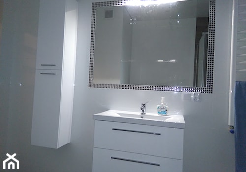 Łazienka w bieli - Mała na poddaszu bez okna z lustrem łazienka, styl minimalistyczny - zdjęcie od 5 Gwiazdek Wykończenia Wnętrz