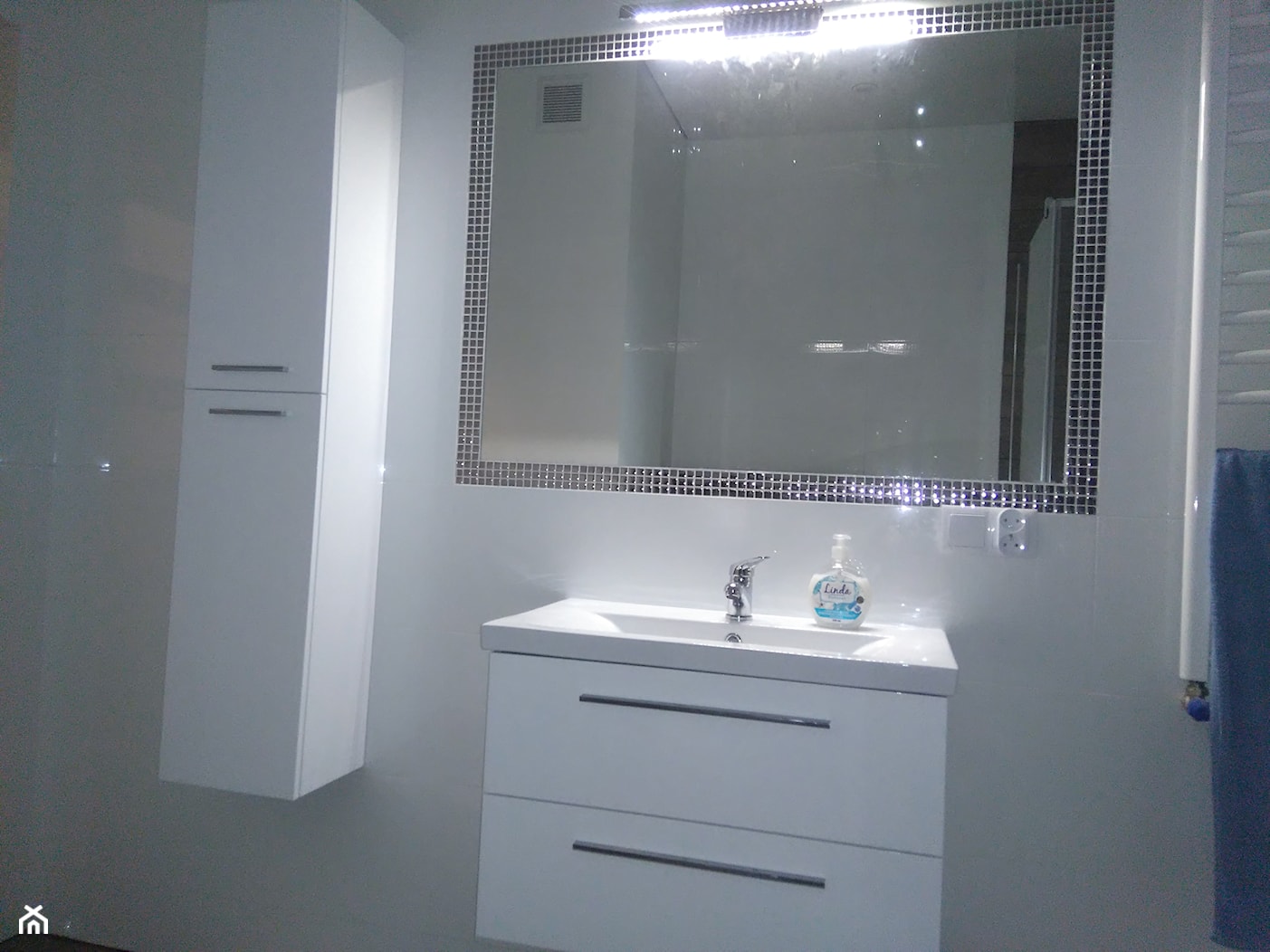 Łazienka w bieli - Mała na poddaszu bez okna z lustrem łazienka, styl minimalistyczny - zdjęcie od 5 Gwiazdek Wykończenia Wnętrz - Homebook