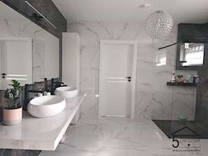 Duża łazienka Carrara - Łazienka, styl nowoczesny - zdjęcie od 5 Gwiazdek Wykończenia Wnętrz
