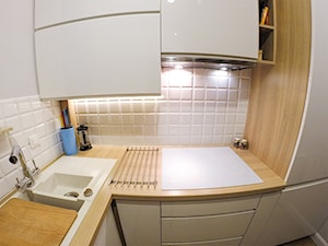 kuchnia - Mała zamknięta szara z zabudowaną lodówką z nablatowym zlewozmywakiem kuchnia w kształcie litery l, styl skandynawski - zdjęcie od S&T