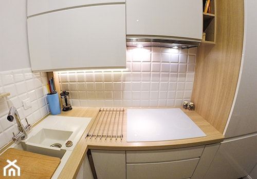 kuchnia - Mała zamknięta szara z zabudowaną lodówką z nablatowym zlewozmywakiem kuchnia w kształcie litery l, styl skandynawski - zdjęcie od S&T