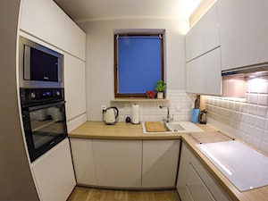 kuchnia - Mała zamknięta biała z zabudowaną lodówką z lodówką wolnostojącą z nablatowym zlewozmywakiem kuchnia w kształcie litery u z oknem, styl skandynawski - zdjęcie od S&T