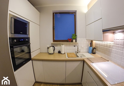 kuchnia - Mała zamknięta biała z zabudowaną lodówką z lodówką wolnostojącą z nablatowym zlewozmywakiem kuchnia w kształcie litery u z oknem, styl skandynawski - zdjęcie od S&T