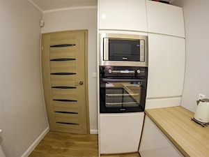 kuchnia - Mała zamknięta szara z zabudowaną lodówką kuchnia w kształcie litery l, styl skandynawski - zdjęcie od S&T