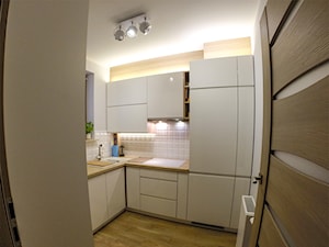 kuchnia - Mała zamknięta biała z zabudowaną lodówką z nablatowym zlewozmywakiem kuchnia w kształcie litery l z oknem, styl skandynawski - zdjęcie od S&T