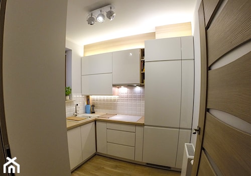 kuchnia - Mała zamknięta biała z zabudowaną lodówką z nablatowym zlewozmywakiem kuchnia w kształcie litery l z oknem, styl skandynawski - zdjęcie od S&T
