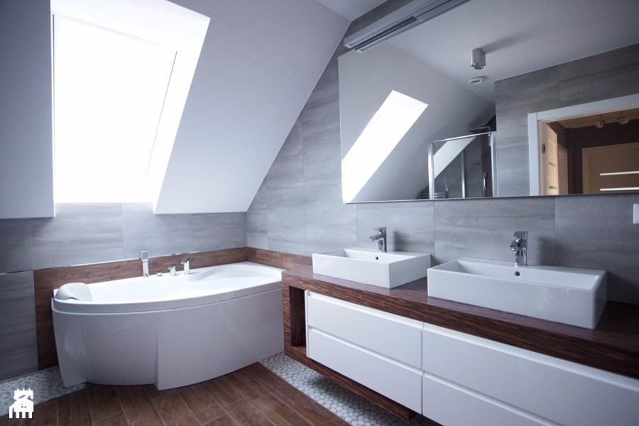 Jakie dodatki do łazienki wybrać ? - Średnia na poddaszu z dwoma umywalkami z punktowym oświetleniem łazienka z oknem - zdjęcie od Viki5003 - Homebook