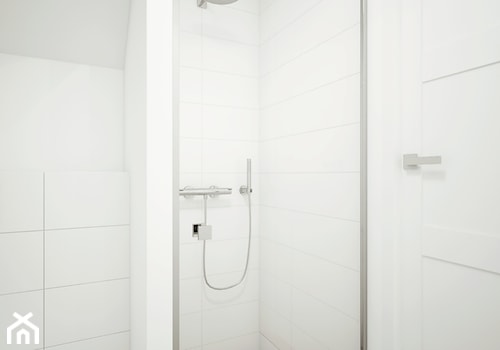 BIEL i piasek - Mała na poddaszu bez okna łazienka, styl nowoczesny - zdjęcie od 2xKO Studio
