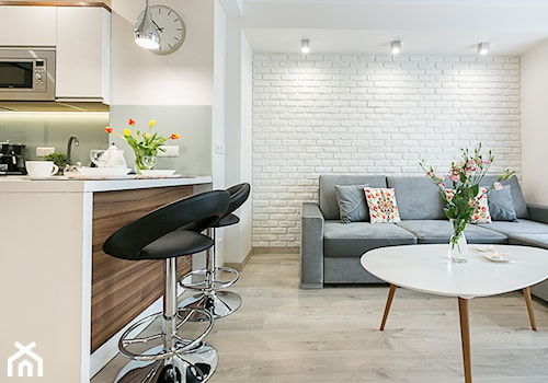 Aranżacja apartamentu w Zakopanem - Relax Lux - Mały biały salon z kuchnią z jadalnią, styl skandynawski - zdjęcie od Meble ESKA