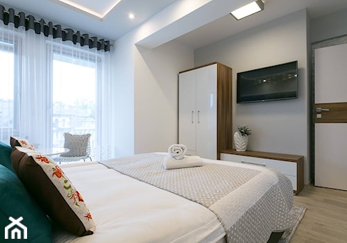 Realizacja apartamentu w Zakopanem - RELAX - Średnia biała szara sypialnia, styl skandynawski - zdjęcie od Meble ESKA