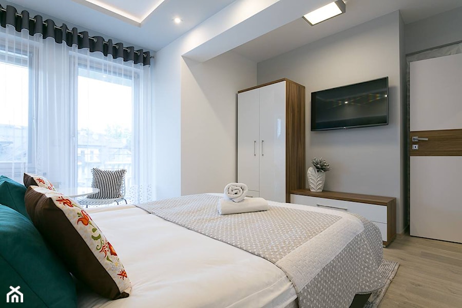 Realizacja apartamentu w Zakopanem - RELAX - Średnia biała szara sypialnia, styl skandynawski - zdjęcie od Meble ESKA