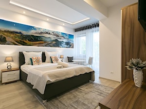 Realizacja apartamentu w Zakopanem - RELAX - Średnia biała sypialnia z balkonem / tarasem, styl skandynawski - zdjęcie od Meble ESKA