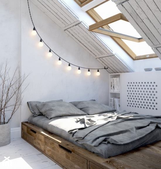 Sypialnia - Średnia biała szara sypialnia na poddaszu - zdjęcie od Pieczyska