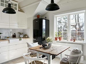 Kuchnia - Średnia zamknięta biała z zabudowaną lodówką z nablatowym zlewozmywakiem kuchnia jednorzędowa z oknem - zdjęcie od Pieczyska